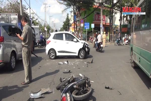 Vượt đèn đỏ, va vào ô tô, nam thanh niên tử vong