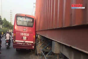 Xe container và xe buýt va chạm trên quốc lộ 1