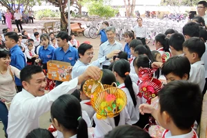 Mang trung thu yêu thương về xứ dừa