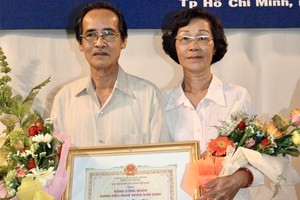 易映娥（右）与丈夫李松年。