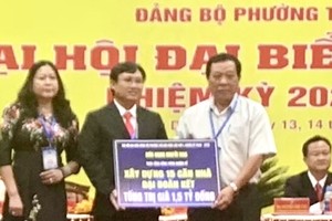 天后宫理事长欧阳平（右）代表理事会认捐15间大团结屋。