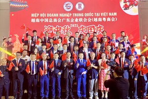 越南粤商会举行“迎中秋·庆国庆”联欢晚会 