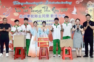 光正越华学校举行欢庆中秋联欢