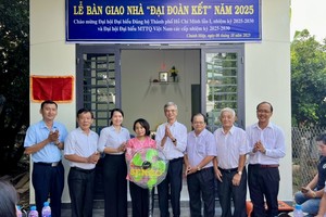 土龙木天后宫理事与地方政府向叶氏草户主祝贺新居落成。