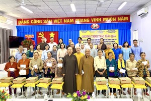 胡志明市各寺院代表和荣金乡各部门代表向乡民赠送礼物。