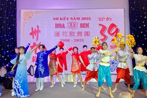 载歌载舞贺团庆。