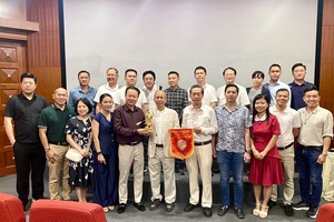 义安会馆理事长陈振炎、常值副理事长庄事勇向李玉明董事长赠送礼物，并与代表团合照。