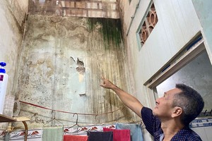 叶国威告诉记者漏水的地方。