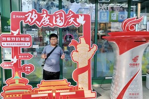 作者于北京留影。