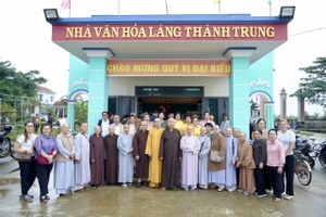 胡志明市佛教慈善代表团抵达会安准备开展赈灾活动。