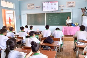光正越华初高中学校师生上课的情景。