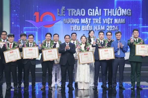 Thủ tướng Phạm Minh Chính với các gương mặt trẻ Việt Nam tiêu biểu tại lễ trao giải, tối 23-3