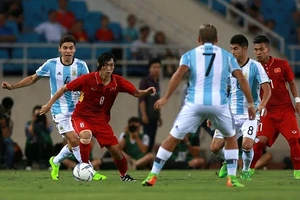 Tuấn Anh trong vòng vây của các cầu thủ Argentina. Ảnh: Quang Thắng