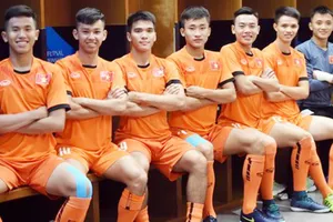 Các cầu thủ Việt Nam tự tin nhập cuộc. Ảnh: Quang Thắng