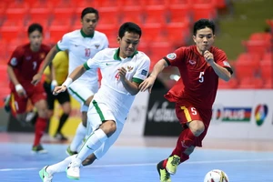 Cầu thủ U.20 futsal Việt Nam và Indonesia thi đấu quyết liệt trên sân.