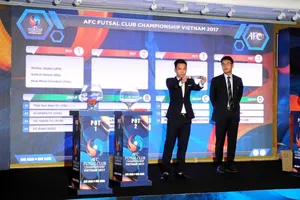 Quả bóng vàng futsal Việt Nam 2016 Trần Văn Vũ cùng đại diện AFC rút thăm. Ảnh: NGUYỄN NHÂN