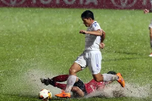 Long An (áo đỏ) vẫn chưa giải hạn dù đá trên sân nhà Ảnh: DŨNG PHƯƠNG