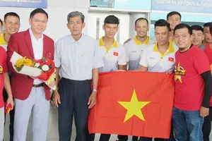 Đại diện LĐBĐ Việt Nam và Cổ động viên ra sân bay tiễn hai đội