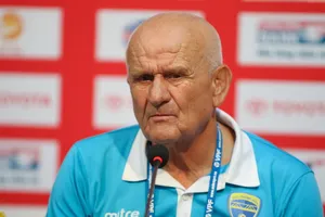 Để thua hai trận liền, HLV Petrovic (Thanh Hóa) là nốt trầm lớn nhất ở vòng 18. (Ảnh: DŨNG PHƯƠNG) 