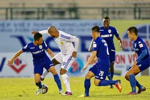 B.Bình Dương (áo xanh) đặt nhiều hy vọng ở Cúp Quốc gia . (Ảnh: DŨNG PHƯƠNG)