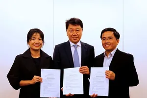 Lễ ký hợp đồng ghi nhớ giữa đại diện CLB HA.GL và HLV Chung Hae Seong vào trưa 11-10. (ảnh: CLB HA.GL cung câS