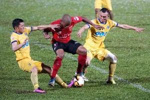 Những nỗ lực bất thành của Long An trên sân nhà. Ảnh: HOÀNG HÙNG