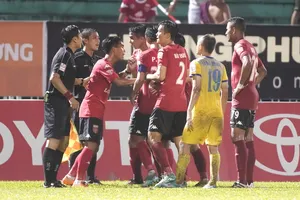 Cầu thủ đội Long An phản ứng trọng tài khi bàn thắng không được công nhận. Ảnh: DŨNG PHƯƠNG