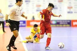 Việt Nam (áo đỏ) dễ dàng vượt qua Brunei vào tối 29-10. Ảnh: DŨNG PHƯƠNG