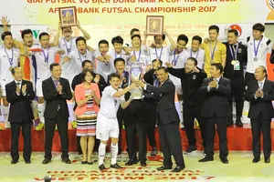 Đội Thái Lan với chiếc Cúp vô địch lần thứ 13. Ảnh: DŨNG PHƯƠNG