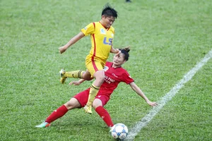 Cuộc so tài giữa đội TPHCM II và PP.Hà Nam ở lượt đi. Ảnh: DŨNG PHƯƠNG