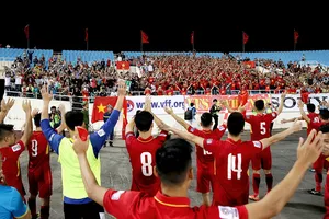Đội Việt Nam chào cám ơn khán giả hâm mộ sau trận đấu. Ảnh: MINH HOÀNG