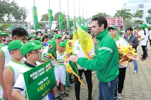 Ban tổ chức trao cờ lưu niệm cho các đội dự giải