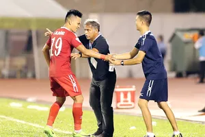 HLV Alain Fiard là nhà cầm quân đầu tiên bị mất việc ở V-League 2017. Ảnh: DỦNG PHƯƠNG