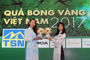 Ban tổ chức giới thiệu hai mẫu Quả bóng vàng của năm 2017. Ảnh: DŨNG PHƯƠNG