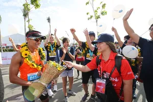 Giao lưu với VĐV về đích đầu tiên. Ảnh: ANH TRẦN