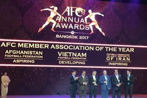 LĐBĐ châu Á trao giải cho đại diện LĐBĐ Việt Nam tại Gala. Ảnh: ANH TRẦN