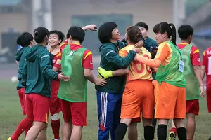 Niềm vui của đội TPHCM I sau khi thắng ở loạt sút luân lưu. Ảnh: ANH TRẦN