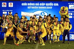 SLNA trong niềm vui vô địch. Ảnh: MINH HOÀNG