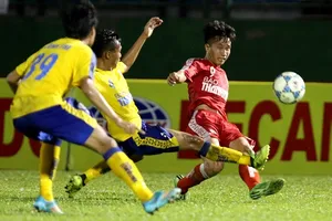 Đội Viettel (áo đỏ) may mắn có trận hòa trước Đồng Tháp. Ảnh: Anh Trần