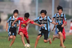 Đội Học viện NutiFood-JMG (áo đỏ) đã có trận thắng quốc tế đầu tiên. Ảnh: DŨNG PHƯƠNG