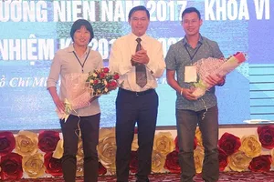 Chủ tịch HFF Trần Anh Tú trao hoa chúc mừng HLV Kim Chi (nữ TPHCM) và Bảo Quân (Thái Sơn Nam) tại Đại hội. ảnh: A.TRẦN