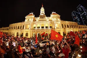 Người hâm mộ bóng đá TPHCM đã "xuống đường" mừng chiến thắng của đội U23 Việt Nam. Ảnh: HOÀNG HÙNG