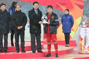 Thủ quân Xuân Trường đại diện U23 Việt Nam nhận giải fair-play. Ảnh: ANH KHOA