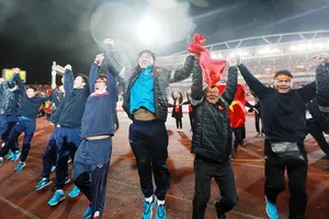 Toàn đội đi vòng quanh sân chào khán giả. Ảnh: NGỌC HẢI