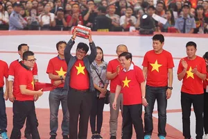 Chủ tịch UBND TPHCM Nguyễn Thành Phong trao thưởng cho tập thể và các cá nhân của đội U23 Việt Nam. Ảnh: HOÀNG HÙNG