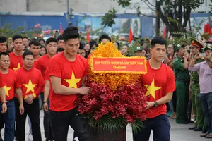 Toàn đội tiến hành lễ dâng hương tượng đài Bác Hồ