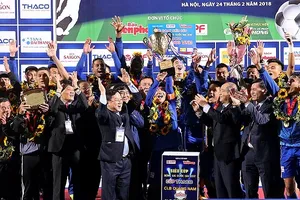 Quảng Nam hoàn tất cú đúp vô địch. Ảnh: MINH HOÀNG