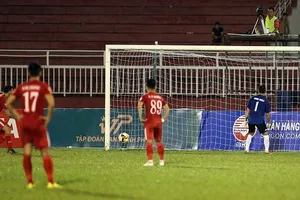 Pha "bắt" phạt 11m có 1 không 2 của thủ môn Minh Nhựt. Ảnh: HOÀNG HÙNG