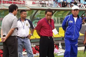 HLV Nam Dae Shik (bìa phải) . Ảnh: QUỐC CƯỜNG