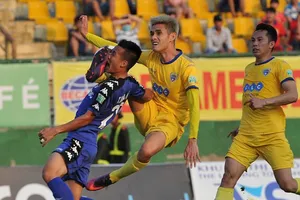 Văn Vũ hứng trọn mũi giày của hậu vệ đội Thanh Hóa. Ảnh: NGUYỄN NHÂN